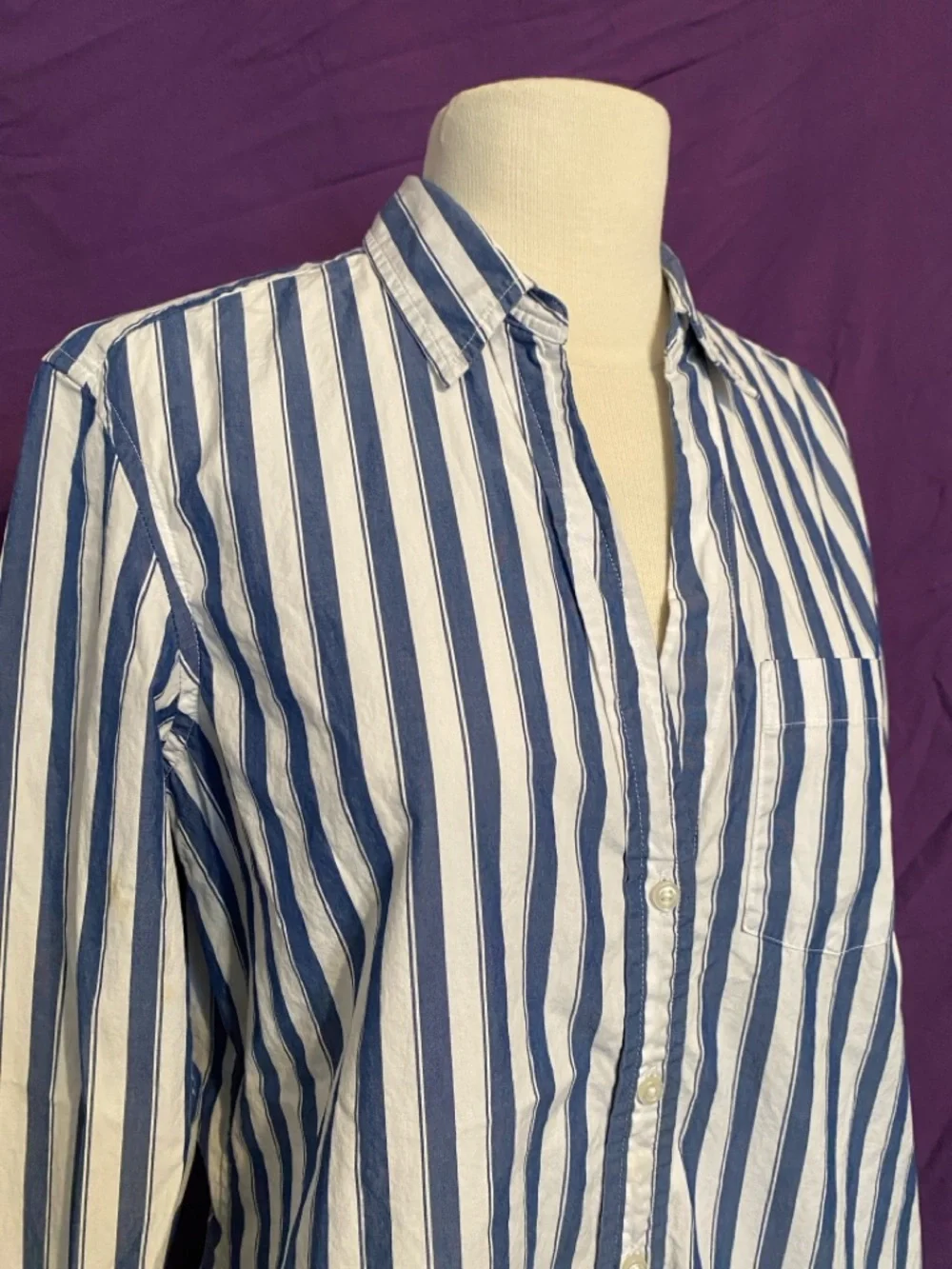 GAP Women’s Perfect Shirt Blue and White Vertical Stripe Button-Down. Size M. - Picture 4 of 5